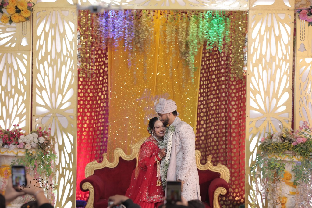 Couple at stage with sparkles